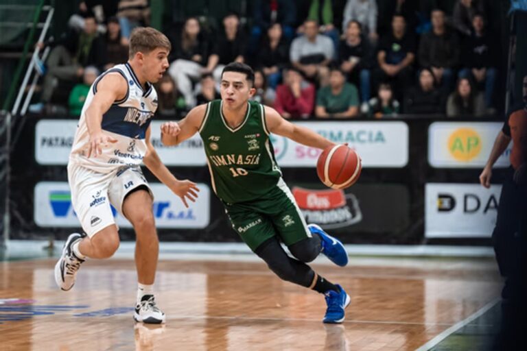 Partido de básquet entre Gimnasia e Independiente de Oliva en el estadio Socios Fundadores de Comodoro Rivadavia