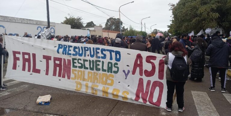 Docentes concentrados frente a Vialidad Provincial en Rawson durante reunión paritaria