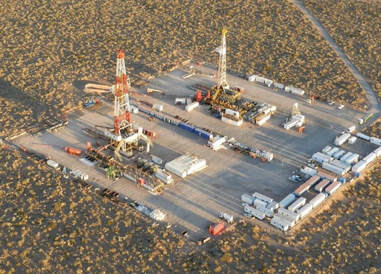 Plataforma petrolera en Vaca Muerta, Neuquén