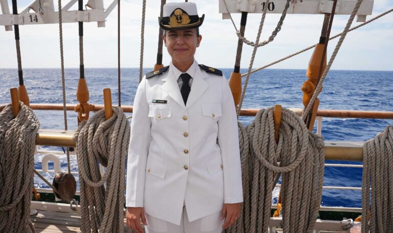 Guardiamarina Milagros García a bordo de la fragata ARA Libertad