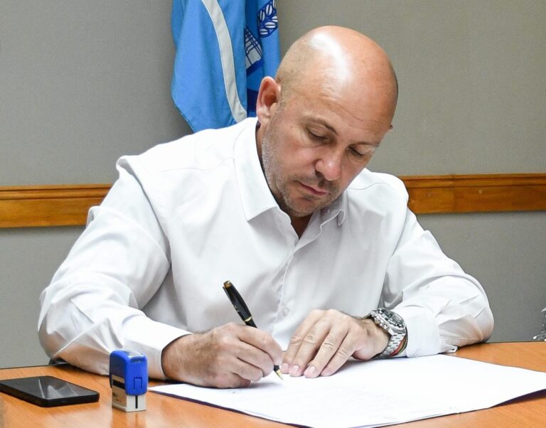 Intendente Gustavo Sastre anunciando medidas de alivio fiscal en Puerto Madryn