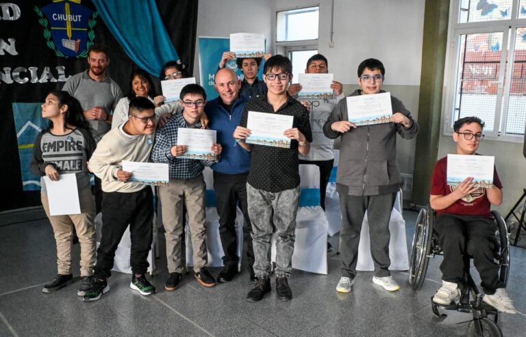 Intendente Gustavo Sastre en acto de promesa de lealtad a la Constitución Nacional en la Escuela Nº 528 de Puerto Madryn
