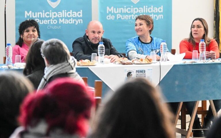 Gustavo Sastre en la apertura del Primer Encuentro Nacional de Mujeres Marítimas en Puerto Madryn
