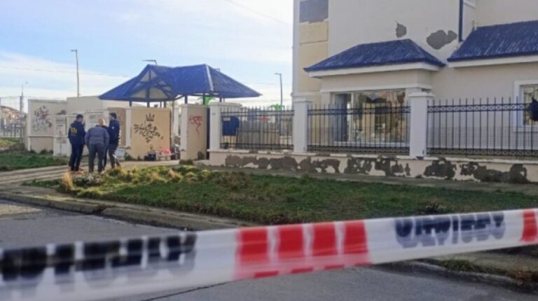 Vista de la Costanera de Río Gallegos con móviles policiales y peritos forenses trabajando en la escena