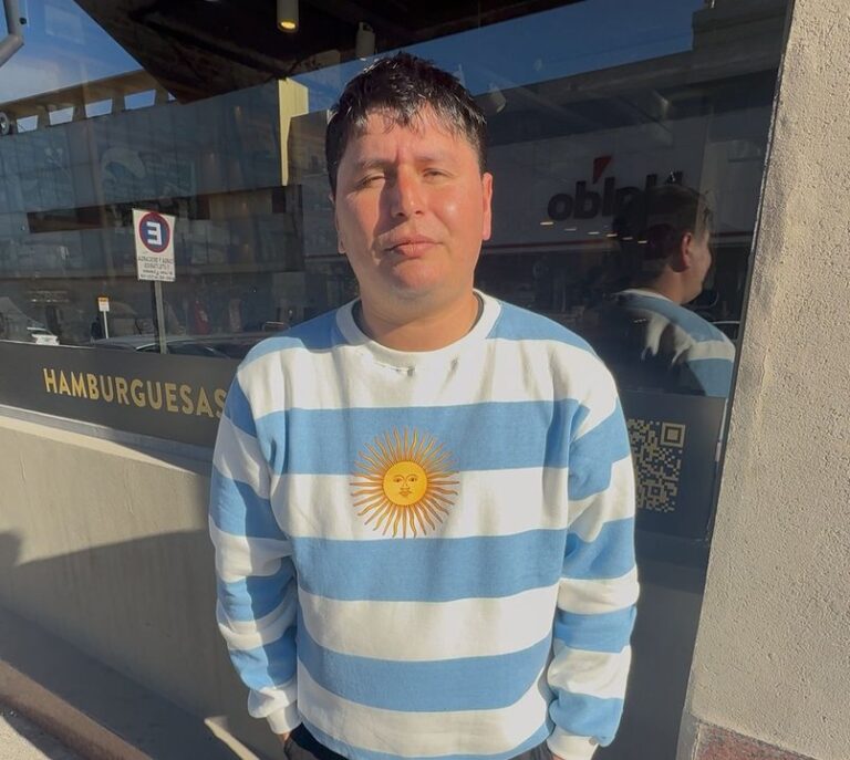 Lázaro Montero en el aeropuerto de Comodoro Rivadavia con su cámara y mochila