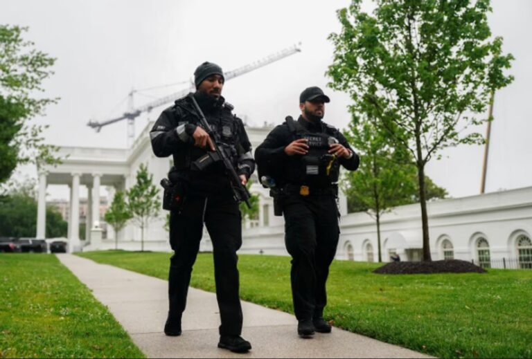 Vista de la fachada de la Casa Blanca con medidas de seguridad