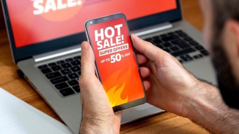 Persona usando un teléfono móvil para comparar precios durante el Hot Sale 2026 en Chubut