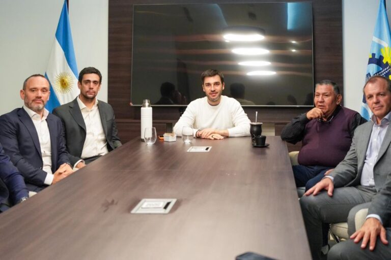 Reunión entre Ignacio Torres, Jorge Ávila y directivos de Pan American Energy en Chubut