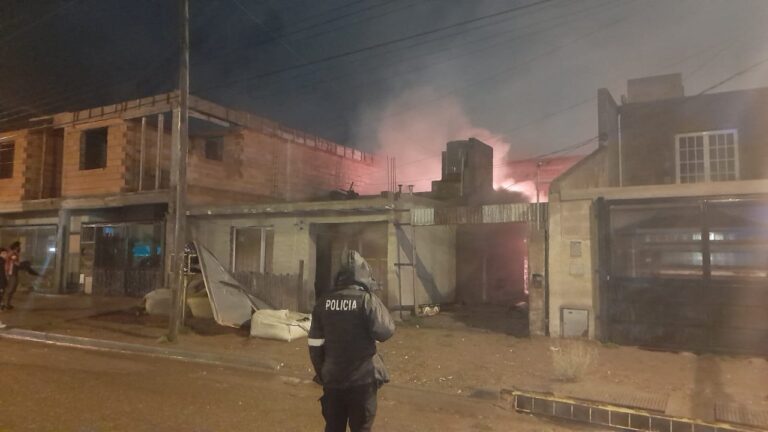 Bomberos trabajando en la extinción de un incendio en una vivienda en Comodoro Rivadavia