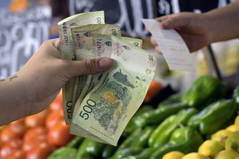 Gráfico de inflación con billetes y monedas argentinas