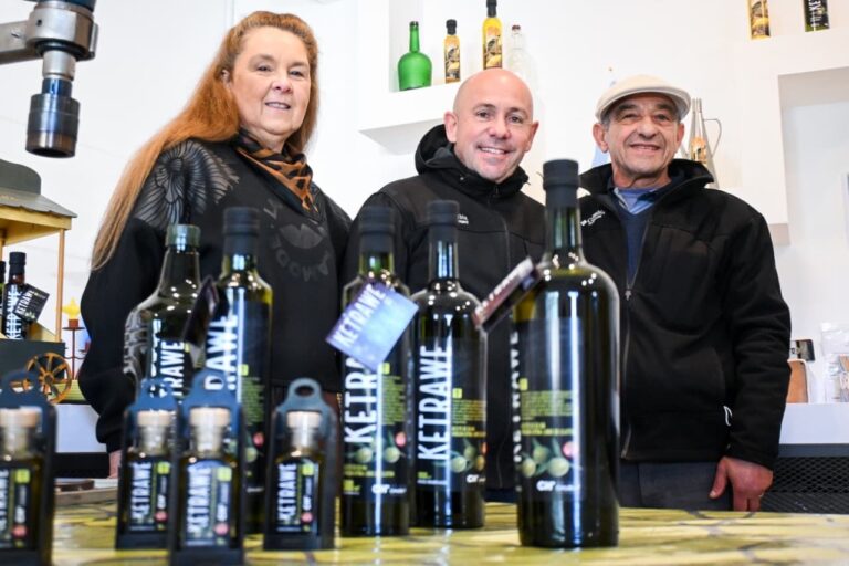 Intendente Gustavo Sastre en la quinta Los Olivares junto a emprendedores