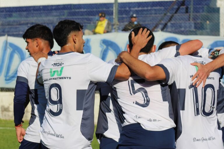 Jugadores de Jorge Newbery celebrando en el campo de La Madriguera