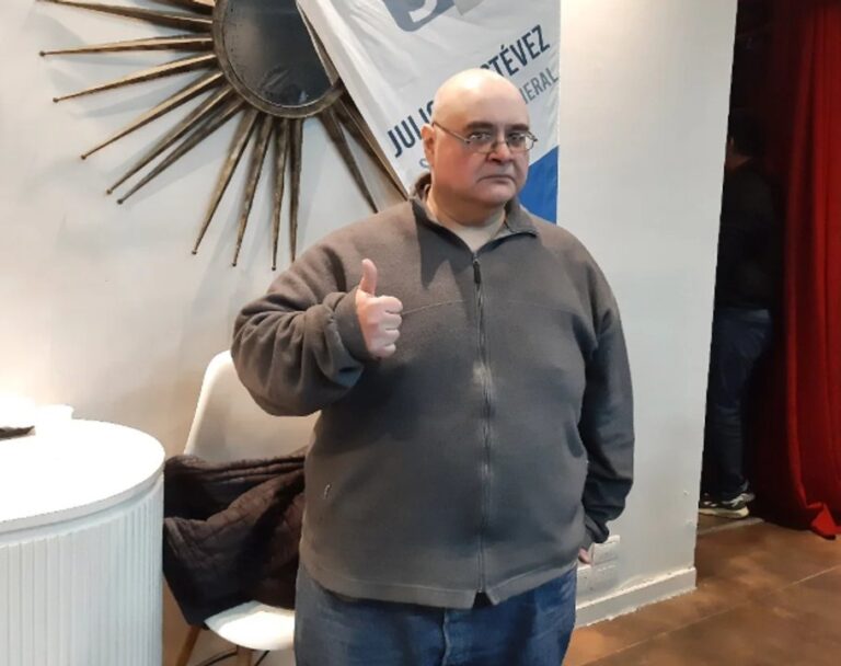 Jorge Porcel Jr. sosteniendo un churrasco y un mate, imagen generada por IA para promocionar su servicio del Mundial