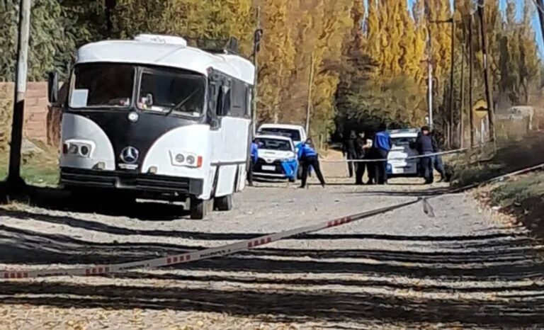 Efectivos policiales trabajan en la escena de la balacera en Vista Alegre Sur