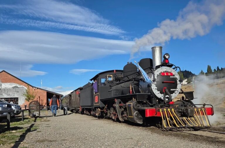 Locomotora a vapor de La Trochita en la estación de Esquel