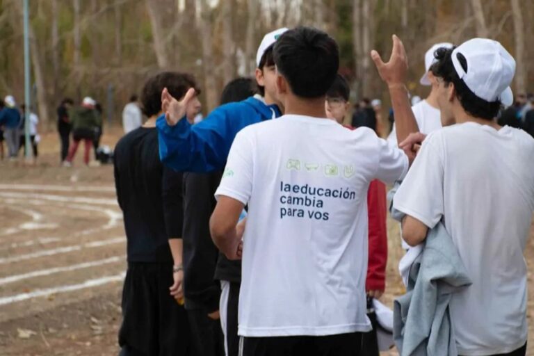 Estudiantes secundarios participando en jornada deportiva de ReCreo Neuquén en Senillosa