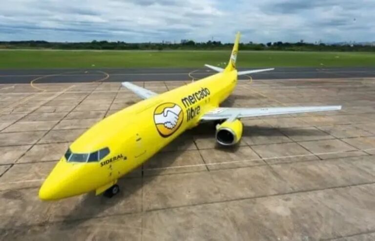 Avión carguero de Mercado Libre con el color amarillo de la marca en una pista de aterrizaje