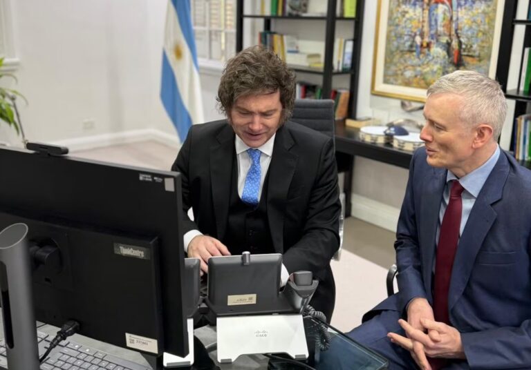 Javier Milei y Mark Carney durante una conversación telefónica sobre acuerdo comercial