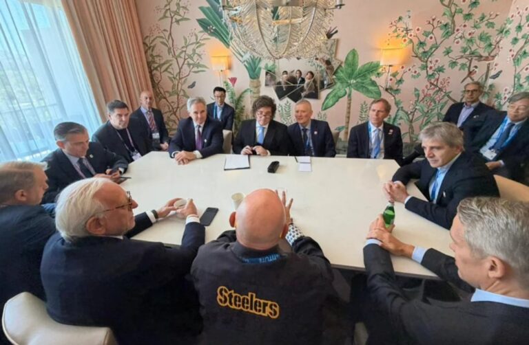 Presidente Javier Milei durante reunión con inversores en la Conferencia Milken en Los Ángeles