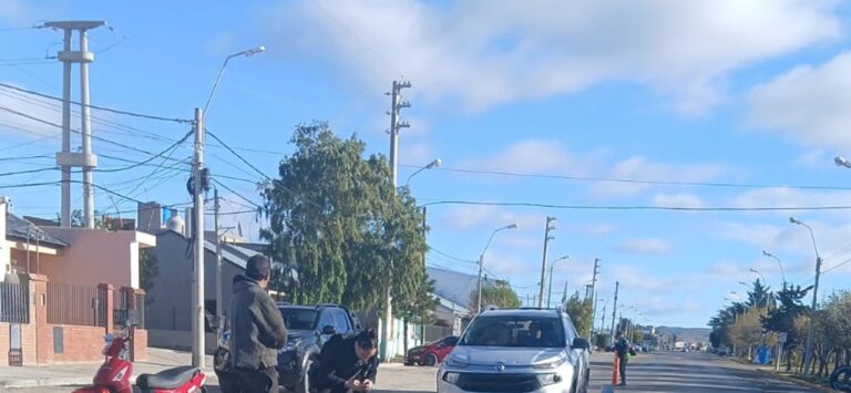 Moto dañada tras accidente por esquivar un perro en Comodoro Rivadavia