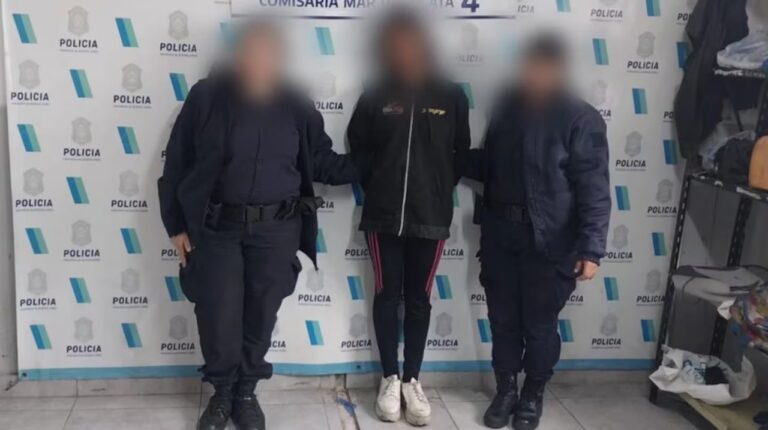 Policía en la puerta de una comisaría en Mar del Plata