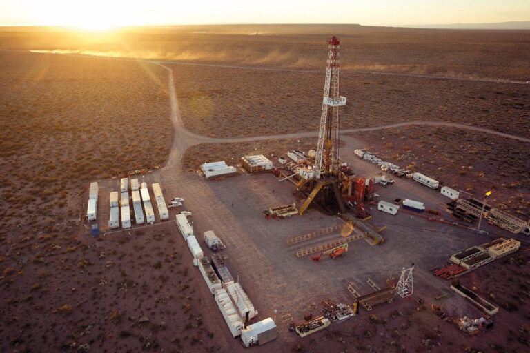 Paisaje de Vaca Muerta con torres de perforación y equipos de extracción de petróleo y gas