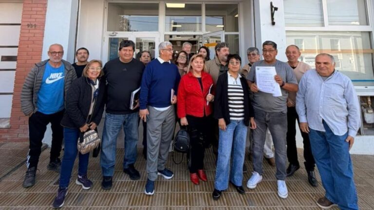 Adultos mayores trabajando en construcción en Comodoro Rivadavia