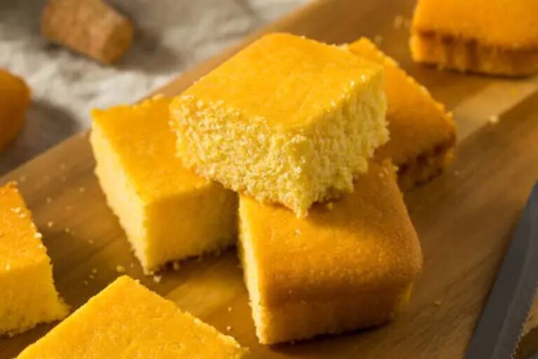 Pan de choclo casero esponjoso en bandeja