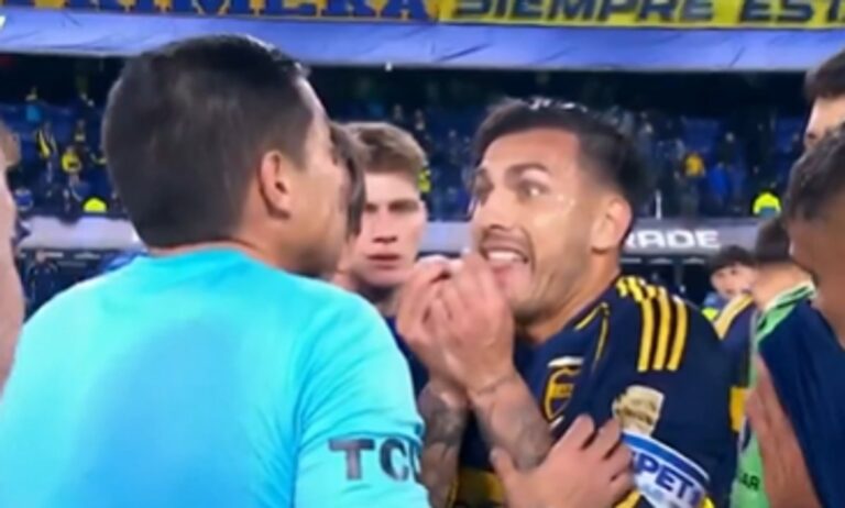 Leandro Paredes discute con el árbitro Valenzuela tras el partido entre Boca y Cruzeiro