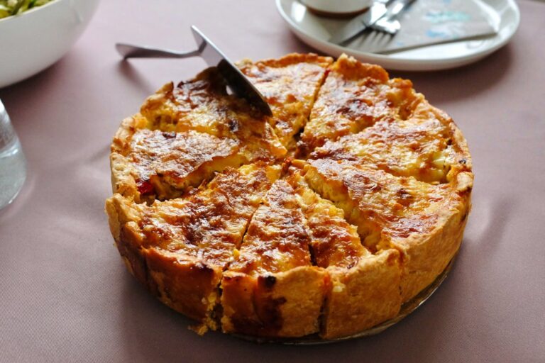 Pastel de coliflor y pollo gratinado en fuente de horno