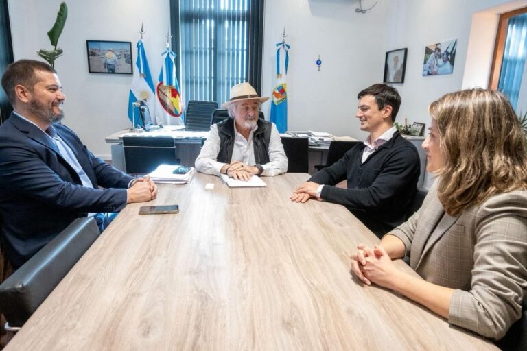 Reunión entre representantes de PECOM y el intendente Othar Macharashvili en Comodoro Rivadavia