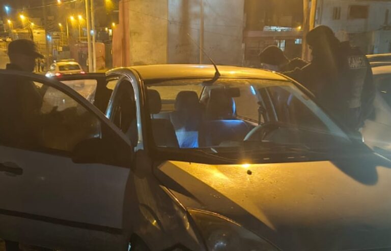 Vehículo abandonado en la intersección de avenida Rivadavia y calle Los Duraznos, Comodoro Rivadavia