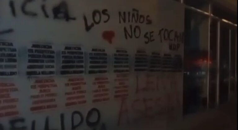 Pintadas en la fachada del Servicio de Protección de Derechos de Comodoro Rivadavia con mensajes de justicia