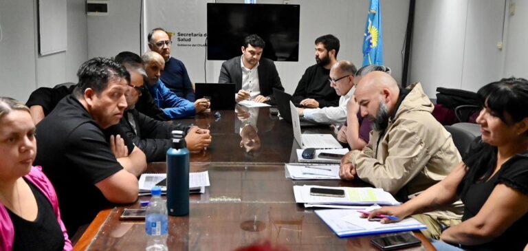 Firma de acuerdo salarial entre gobierno provincial y gremios de salud en Rawson