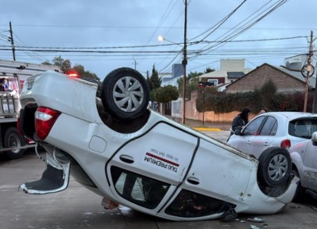 Taxi volcado en la intersección de Marcos A. Zar y Dorrego en Puerto Madryn