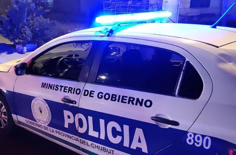 Efectivos policiales en la intersección de Garagarza y Albarracín en Puerto Madryn