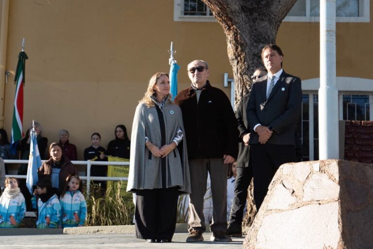Acto del 25 de Mayo en la Plazoleta Armada Argentina de Rada Tilly