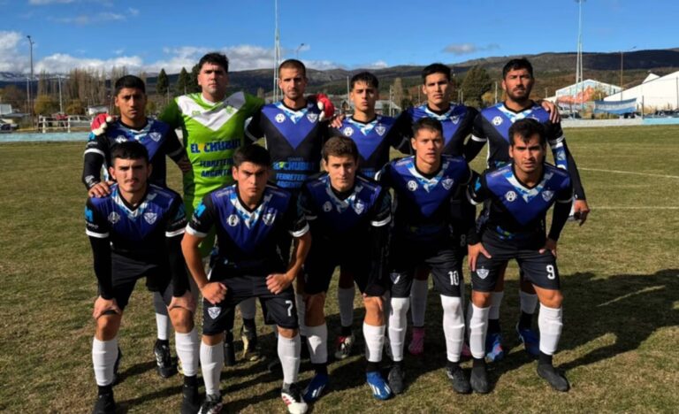 Jugadores de Deportivo Roca de Rawson celebrando la clasificación a la final del Torneo Provincial