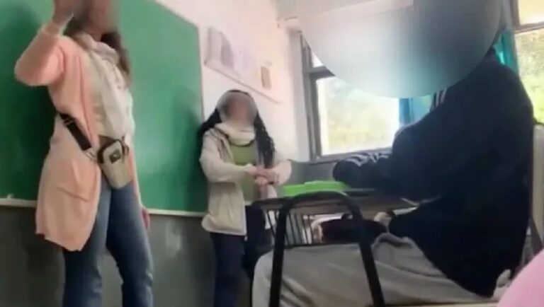 Imagen ilustrativa de un aula escolar vacía en Río Negro