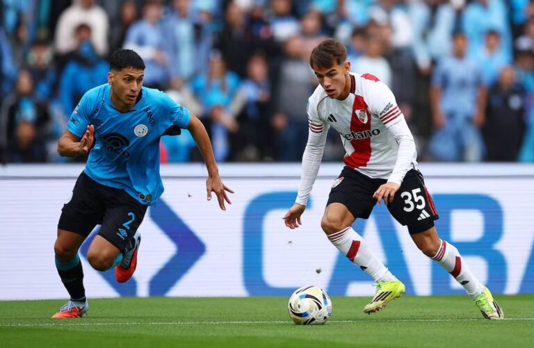 Partido de fútbol entre River Plate y Belgrano en el estadio Mario Alberto Kempes
