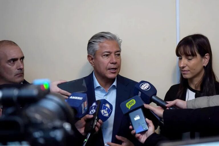 Rolando Figueroa en conferencia de prensa sobre RIGI y Vaca Muerta