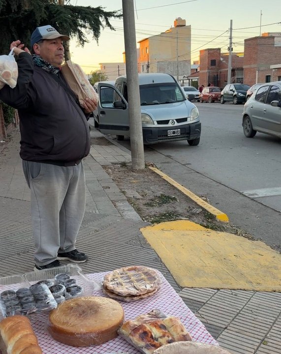 Emprendedor de Puerto Madryn trabajando en la vía pública