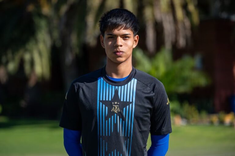 Santino Arias, arquero chubutense de la Selección Argentina Sub-15