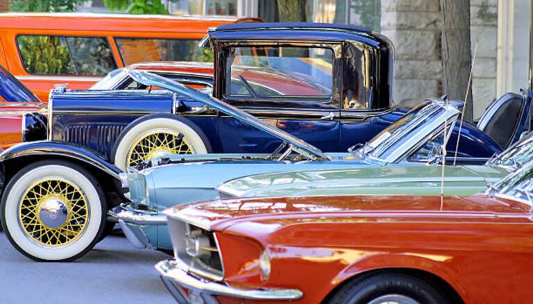 Autos clásicos estacionados en la avenida de Sarmiento durante una exposición