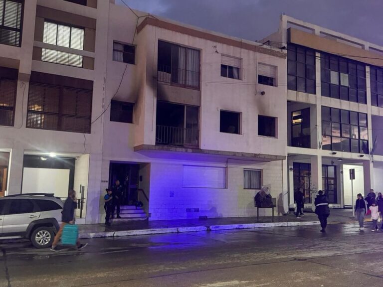 Bomberos trabajan en el incendio de un departamento en Comodoro Rivadavia
