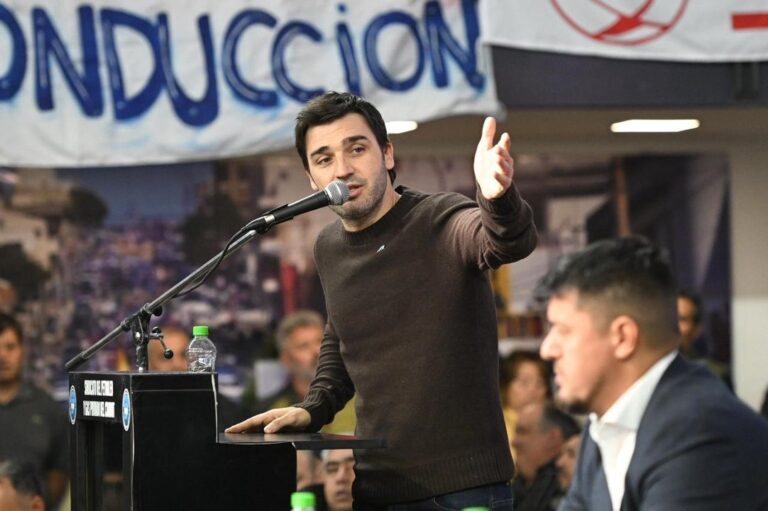Gobernador Ignacio Torres en acto de ratificación de comisión directiva del Sindicato del Petróleo y Gas Privado del Chubut