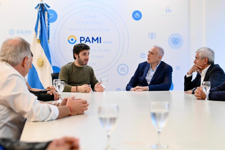 Reunión entre el gobernador Ignacio Torres y autoridades del PAMI