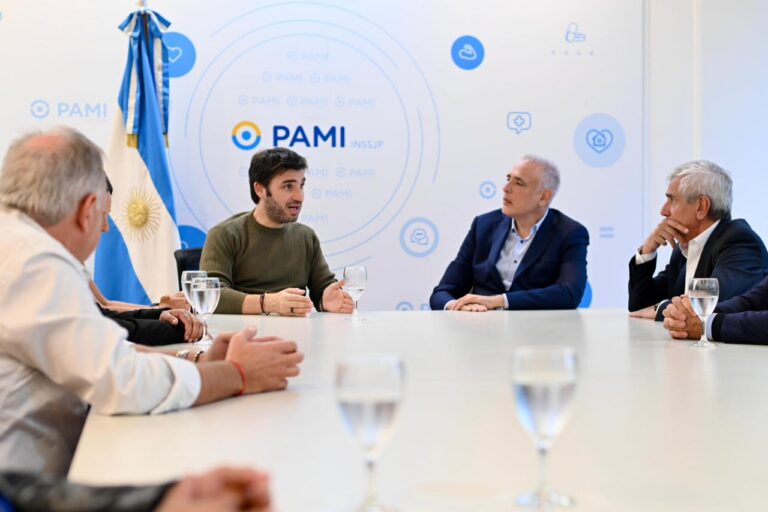 Gobernador Ignacio Torres en reunión con autoridades de PAMI