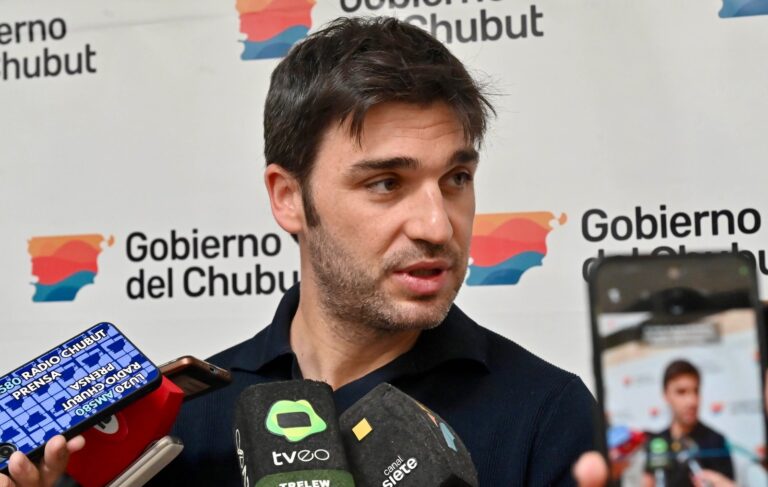 Gobernador Ignacio Torres durante anuncio del proyecto de ley RIMI en Chubut