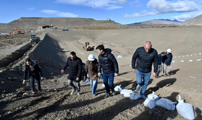 Recorrida de autoridades por la obra del nuevo módulo de la Planta de Tratamiento de Residuos Sólidos Urbanos de Esquel